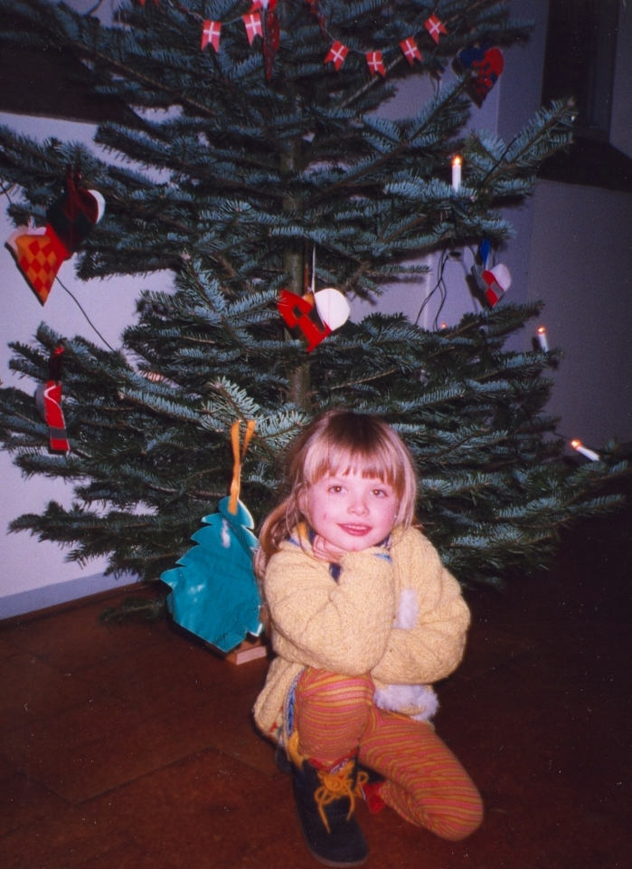 Моя дочка возле рождественской елки - пихты в школе. декабрь 1999 Дания