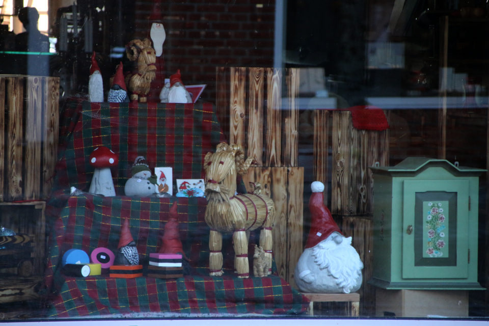 Рождественские козлики на витрина магазина, г. Скэрбэк, Дания. 20 нояб. 2022