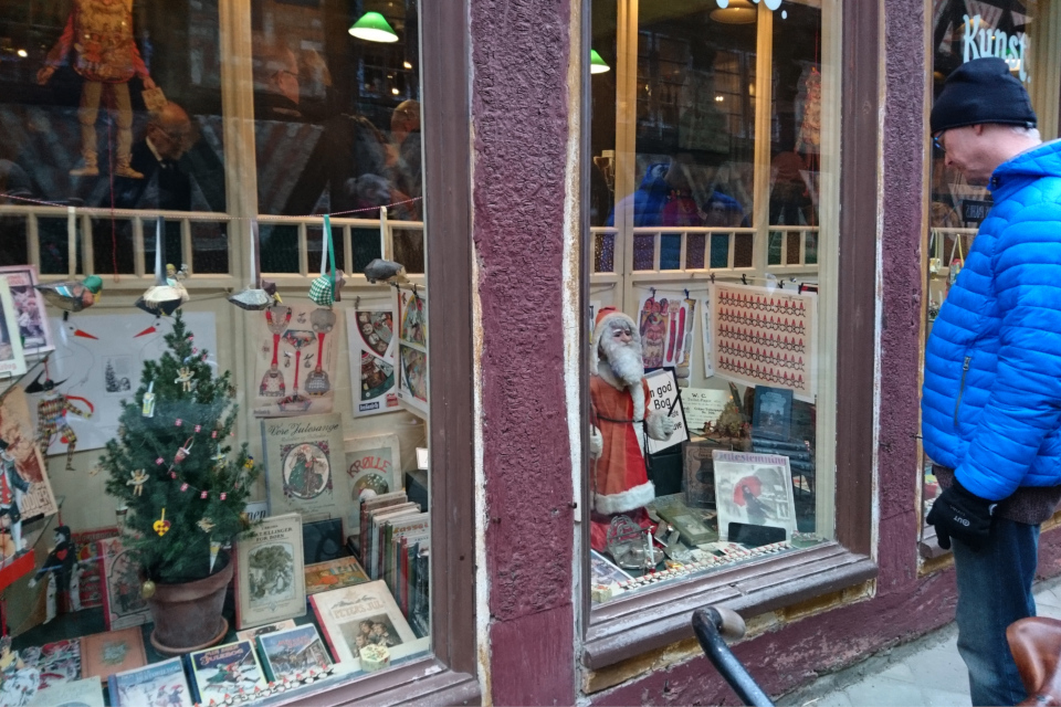 Витрина книжного магазина с рождественскими товарами в 1927 году