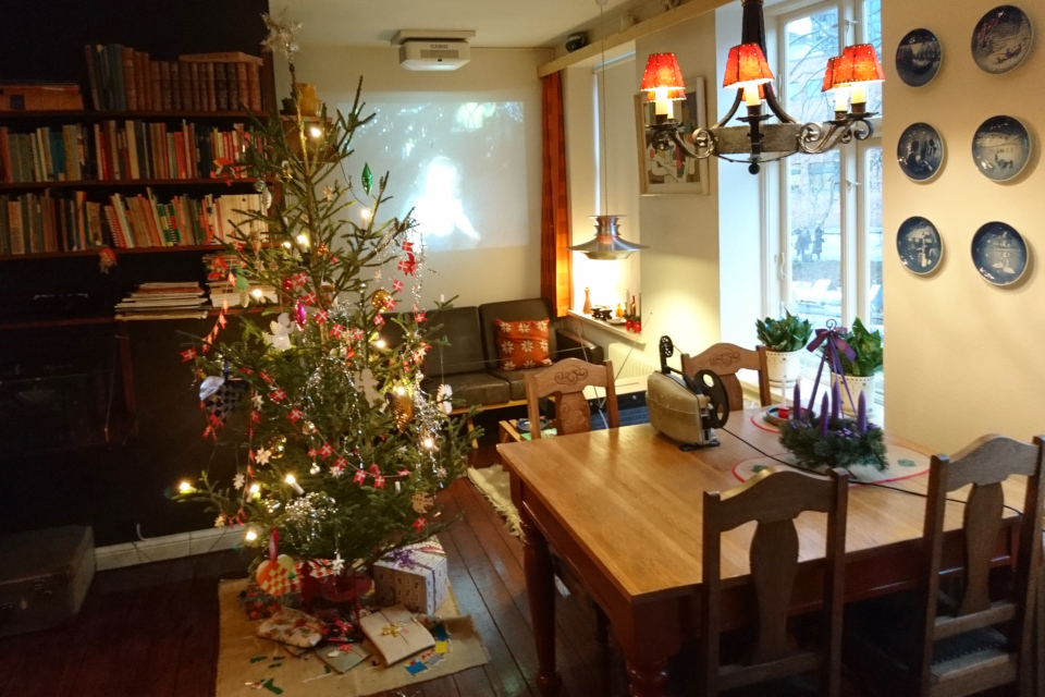 Рождественская елка в комнате семьи интеллигентов в 1974 году