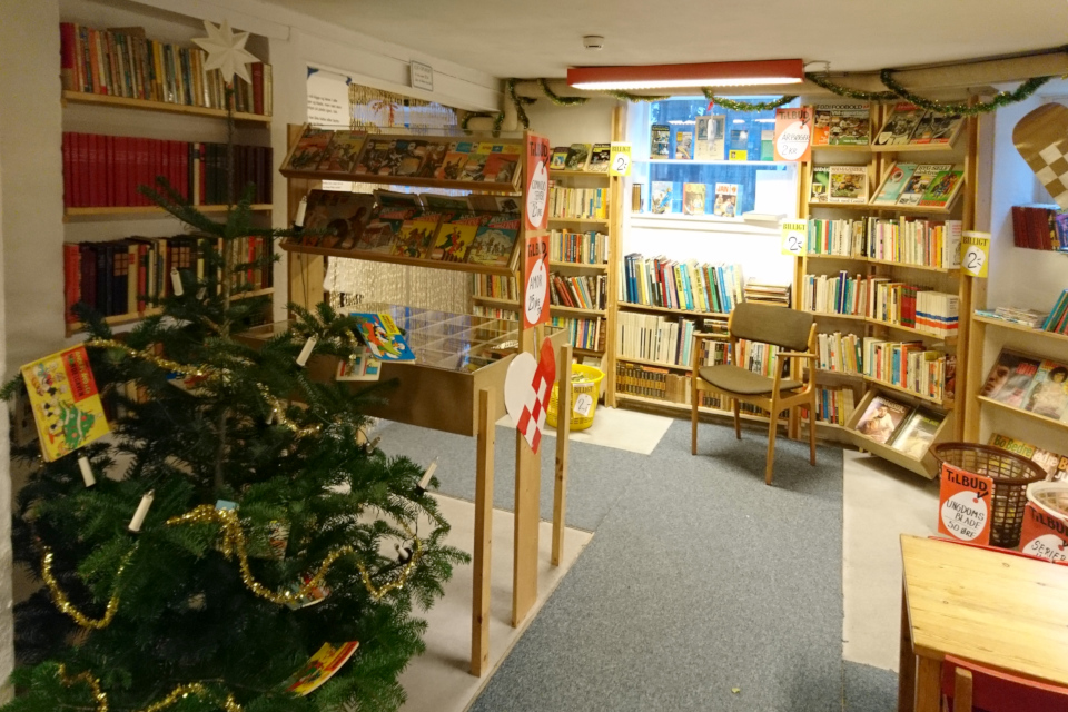 Книжный магазин "Уголок Копенгагена" ("Københavnerhjørnet") с елкой