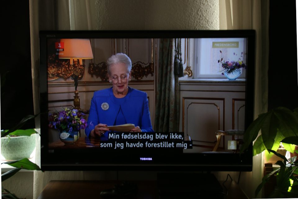 Выступление королевы по ТВ по случаю ее 80-летия. Фото с ТВ 16 апр. 2020, г. Хойбьерг, Дания