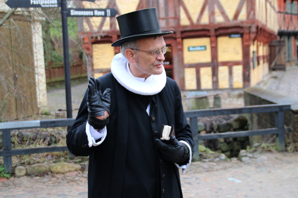 Священник в Старом Городе, г. Орхус, Дания. Фото 27 дек. 2017
