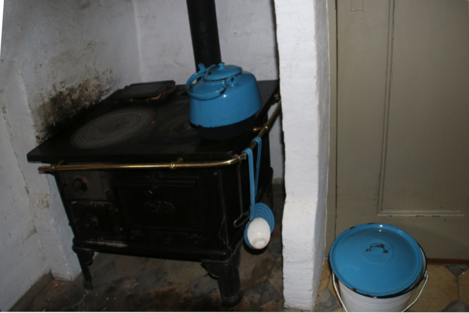 Старая кухонная плита с печкой на кухне с обстановкой начала 1900 х годов