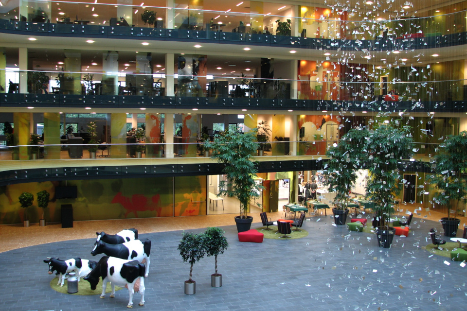 Коровы и дождь в зале здания штаб-квартиры Arla