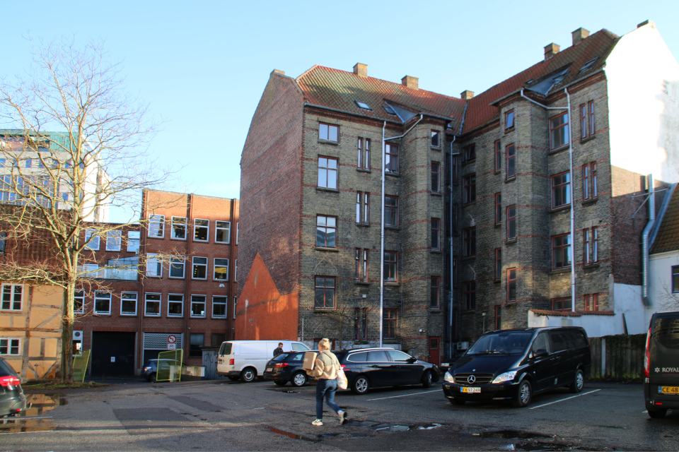 Здание Jomsborg (сплава) и фахверковый дом Mindegade 12 (слева)
