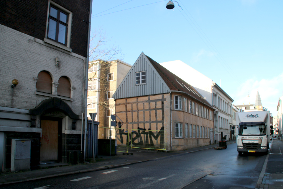 Здание Jomsborg (слева) и фахверковый дом Mindegade 12 (справа)