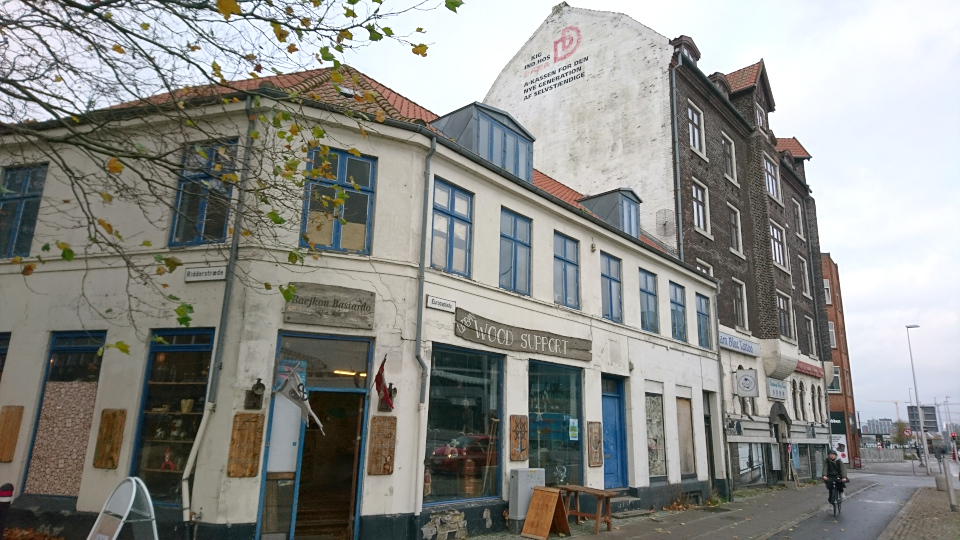 Старый магазин "Baejkon Bastardo" на углу улочки Ridderstræde. Фото 18 ноября 2020