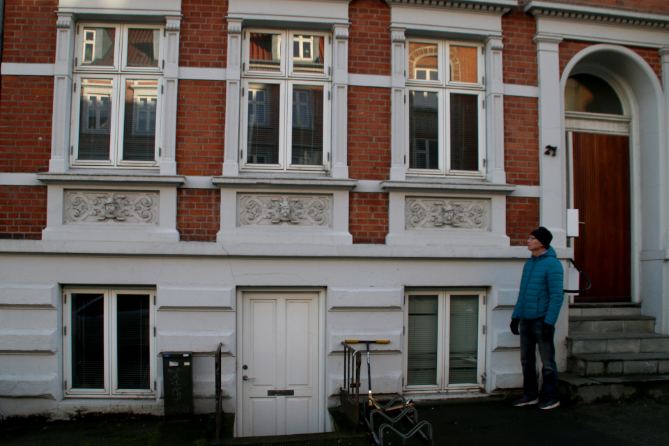 Дýхи Марселиса на фасаде многоэтажного жилого дома в центре Орхуса, Дания
