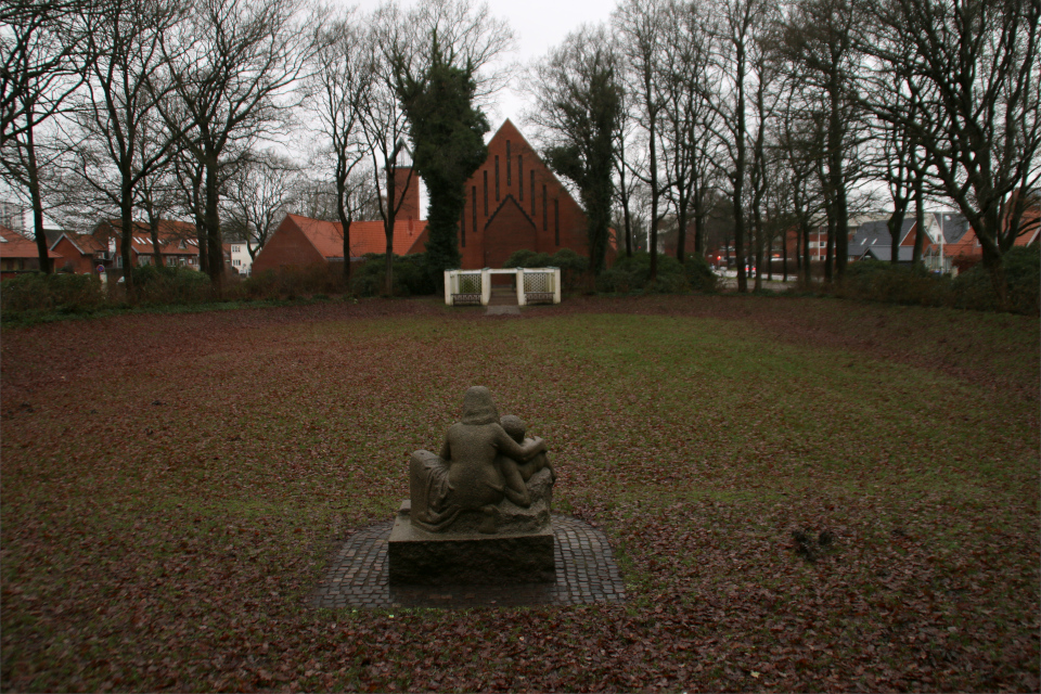 Церковь Мира возвле мемориального парка в г. Хернинг, Дания. Фото 13 дек. 2021