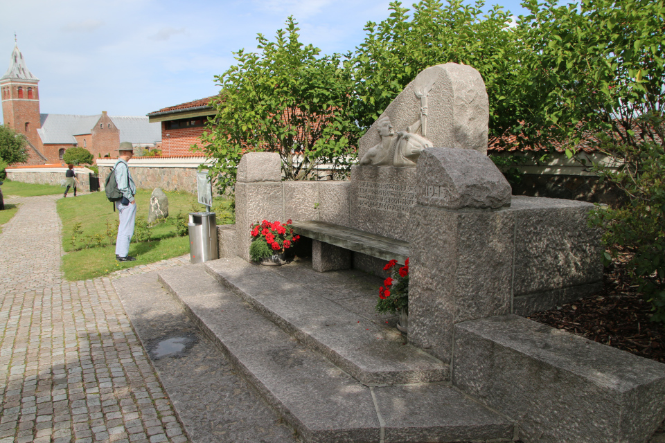  Церковь Хорнслет, камень воссоединения и памятник активистам движений сопротивления, Хорнслет, Дания. Фото 22 авг. 2022