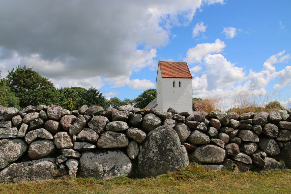 Церковь с каменной оградой в Олеструп (Остерболле) / Aalestrup (Østerbolle), Дания. 7 июля 2022