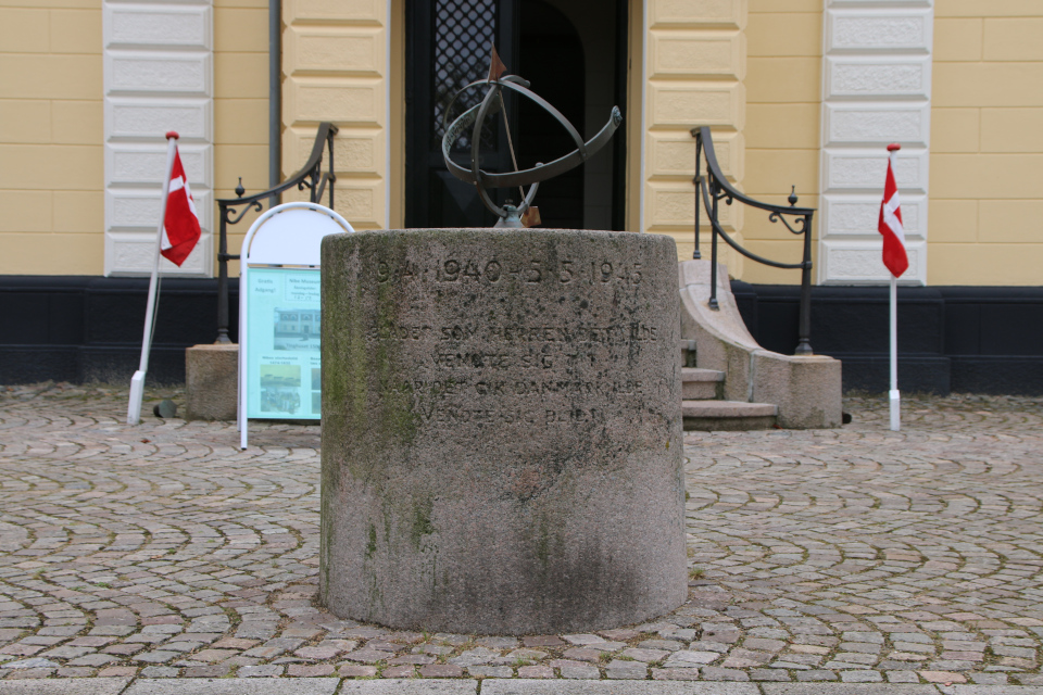 Памятный камень на месте постамента старых солнечных часов в г. Нибе, Дания. 18 авг. 2022