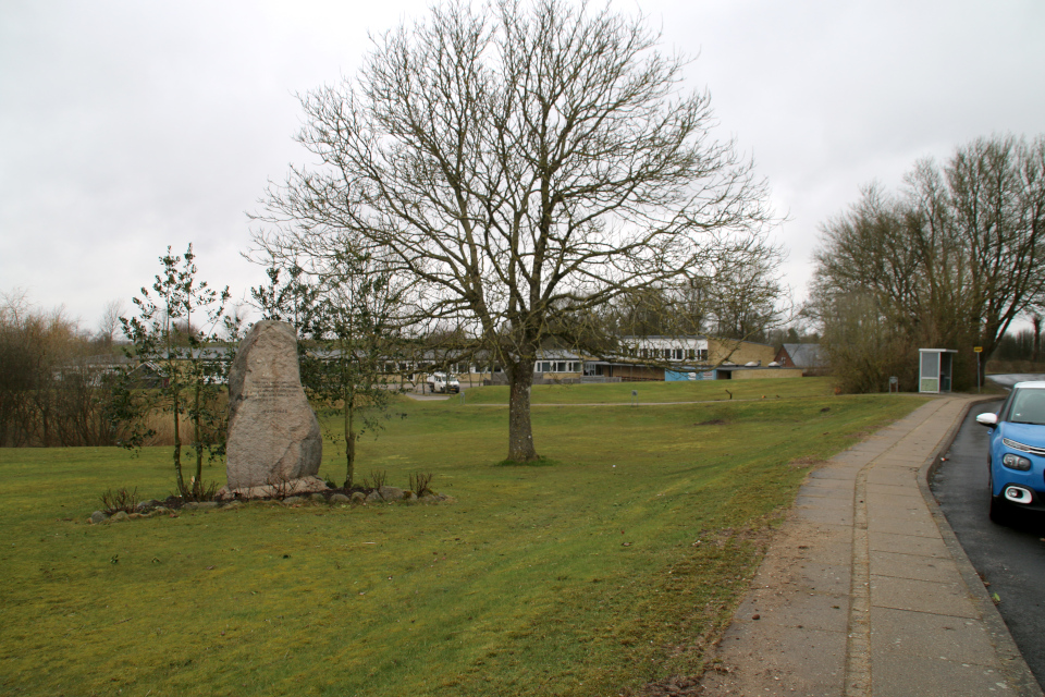 Памятник возле дороги в Гйерлев (Gjerlev J), Дания. Фото 28 мар. 2021