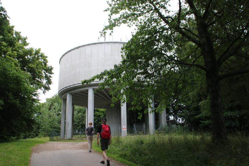 Водонапорная башня на холме с курганом Хобьерг, Биркерёд (Høbjerg, Birkerød). Фото 10 июл. 2021
