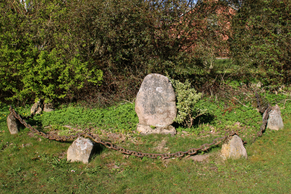 Памятный камень в г. Адслев, Дания. Фотоа 20 апр. 2021