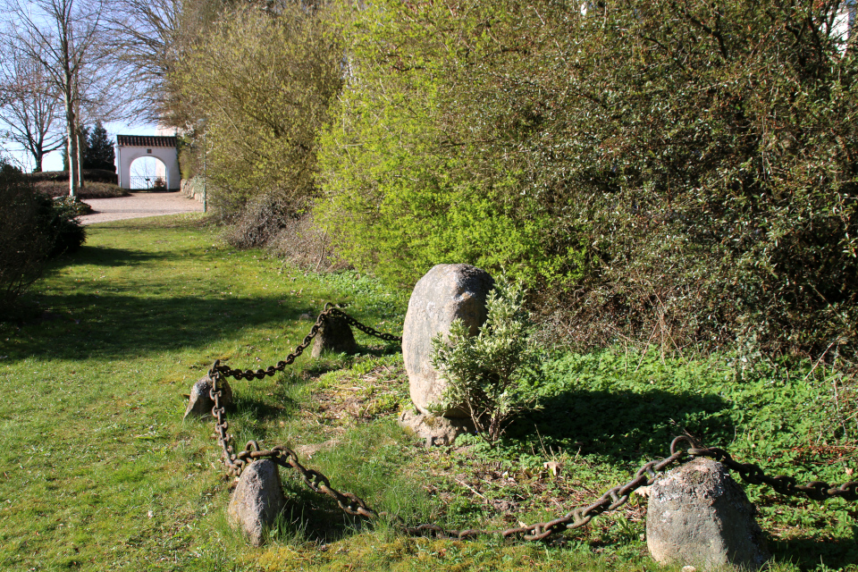 Камень освобождения возле церкви в г. Адслев, Дания. Фотоа 20 апр. 2021