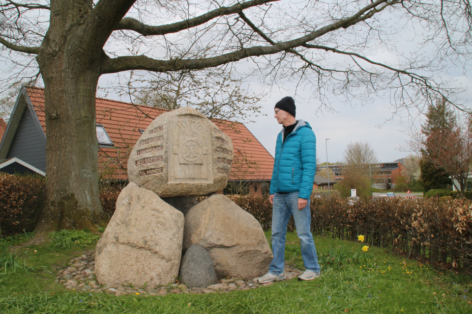 Памятный камень освобождения Дании в Хольме. Фото 30 апр. 2021, Холме, Дания