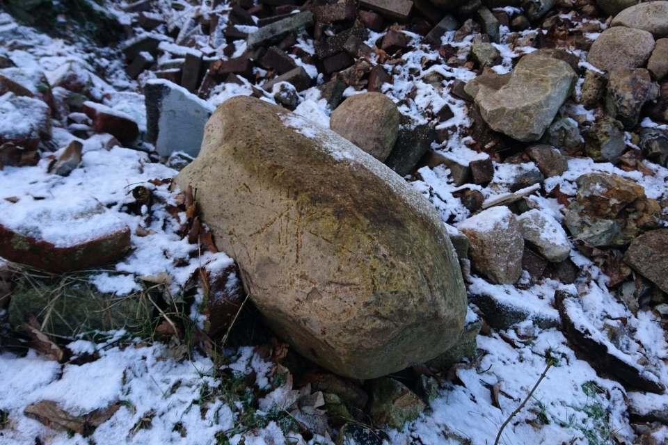 Камень-указатель направления к руинам Бьорнкэр. Фото 31 янв. 2021, Оддер, Дания