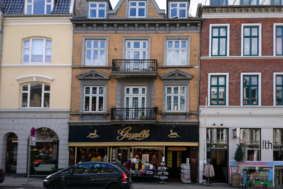 Магазин пряжи "Gazelle Garn" в центре г. Орхус, Дания. Фото 18 мар. 2021