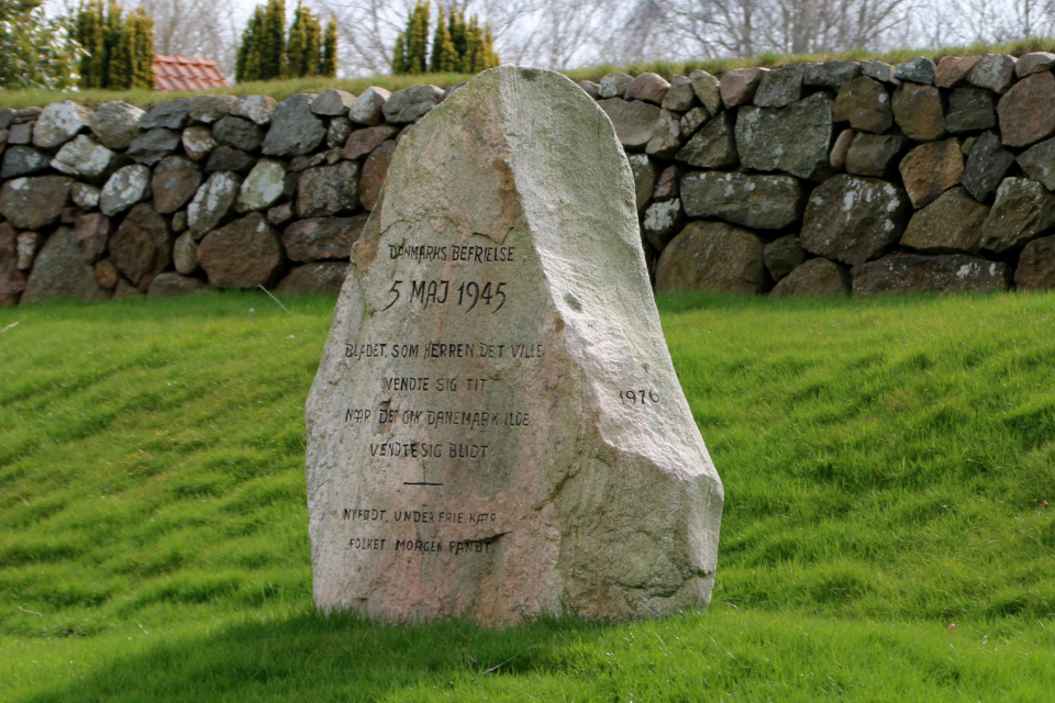 Камень освобождения в Сёндер-Хюгум, Рёддинг, Дания. 10 апр. 2023
