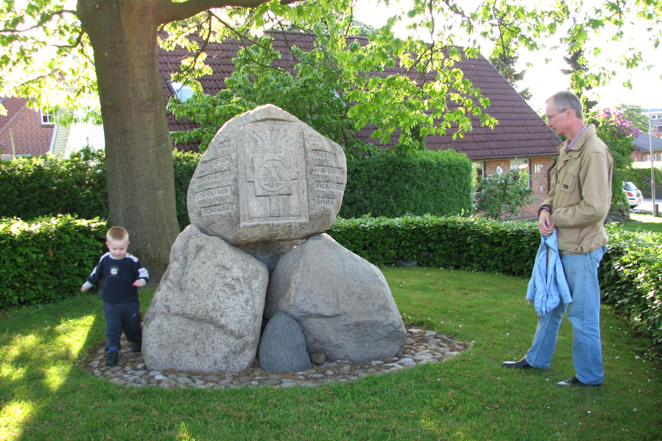Памятник освобождения Дании, Холме (Holme). Фото 23Возле памятника освобождения Дании, Холме. Фото 23 мая 2009 мая 2009