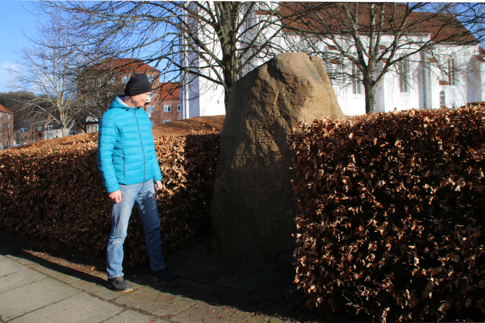 Памятный камень возле церкви св. Иоханнес (Sct Johannes kirke), г. Вайле (Vejle), Дания. Фото 26 фев. 2021