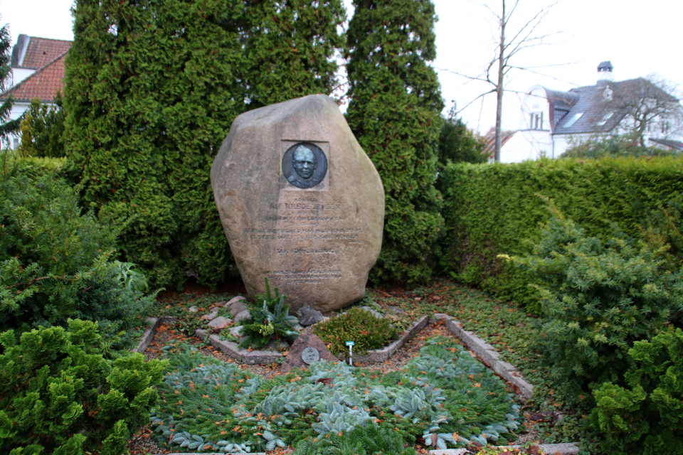 Памятный камень участнику Сопротивления Альф Толбой Йенсен на кладбище церкви Брабранд, Дания. Фото 25 нояб. 2020