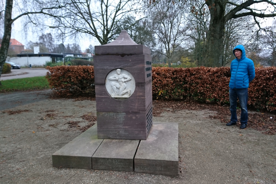 Другая сторона памятника участнику Сопротивления Альф Толбой Йенсен на холме в г. Брабранд, Дания. Фото 25 нояб. 2020