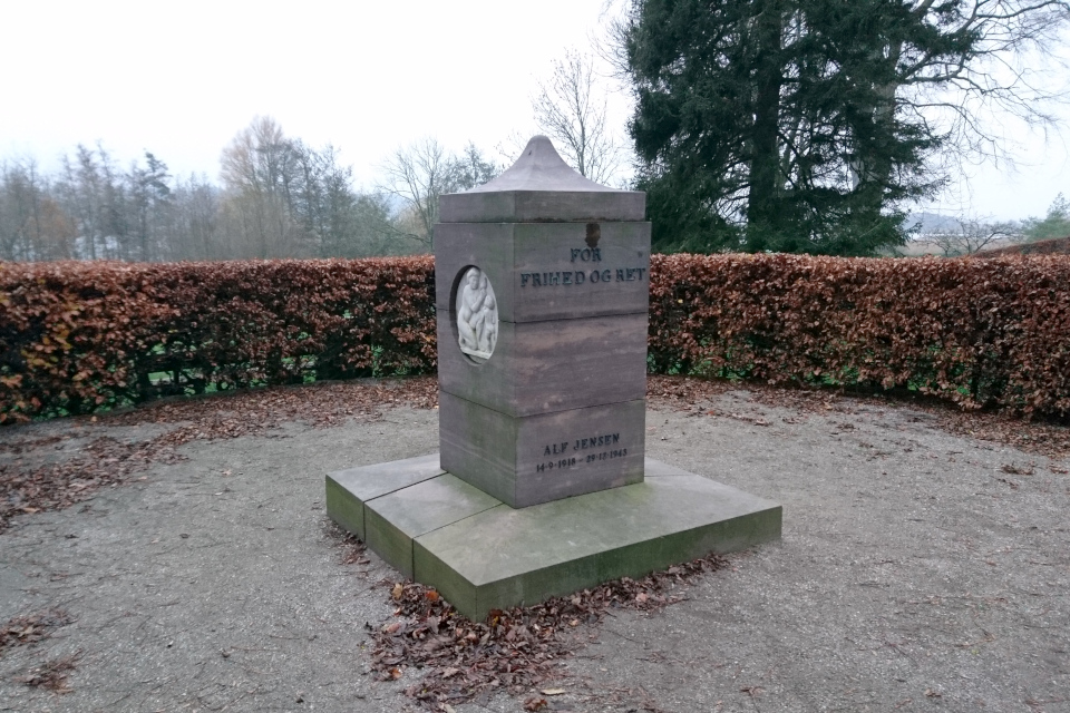 Памятник участнику Сопротивления Альф Толбой Йенсен на холме в г. Брабранд, Дания. Фото 25 нояб. 2020