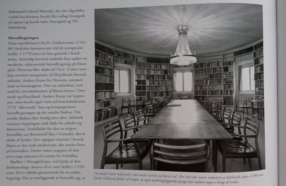 Фотография овального кабинета с библиотекой Торкильда Даль в усадьбе Мосгорд 