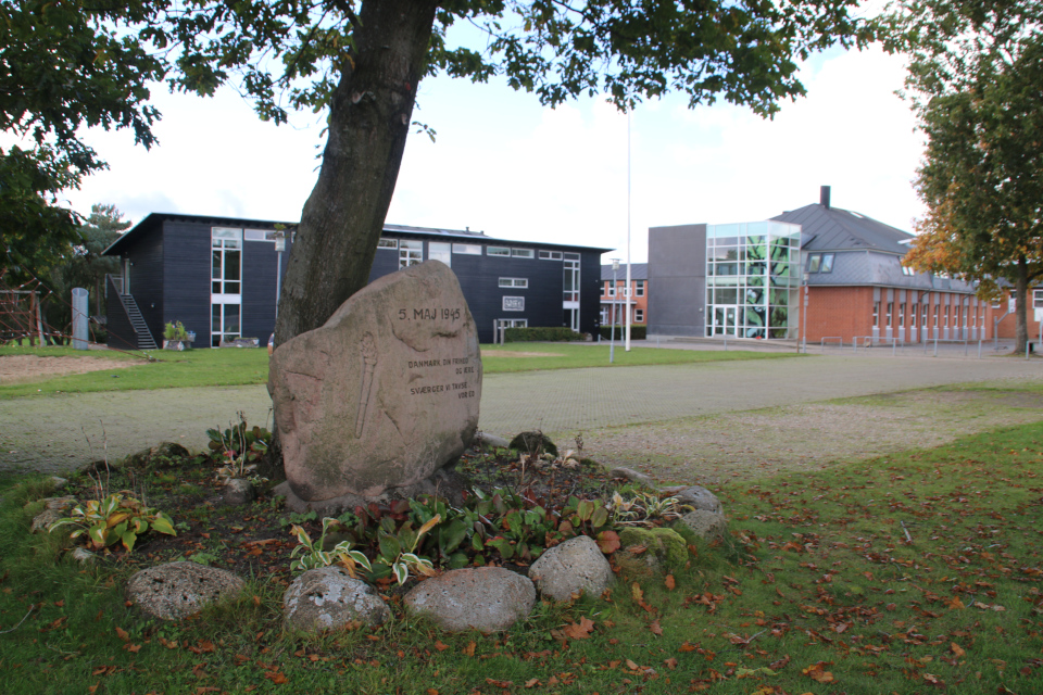 Памятник в г. Енгсванг (Engesvang), Дания. Фото 11 окт. 2020