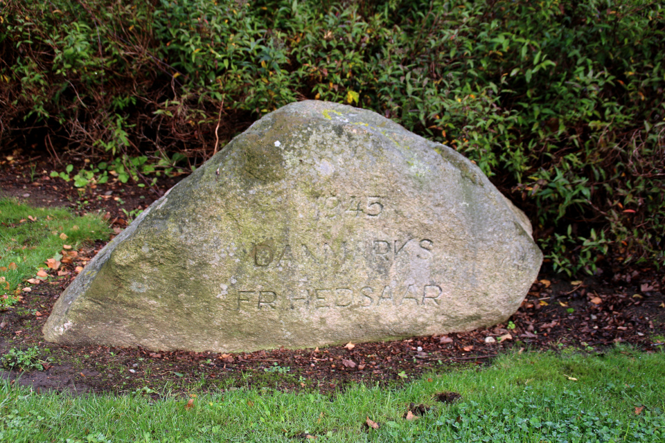Камень с памятным текстом в г. Ховедгорд. Фото 9 окт. 2020
