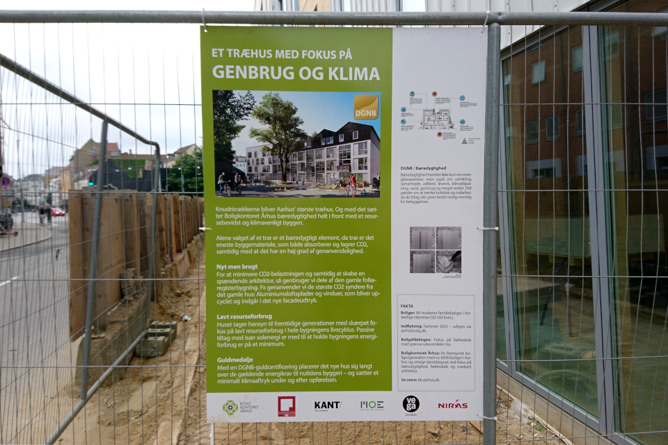 Информационный щит возле деревянной многоэтажки ул. Knudrisgade, г. Орхус, Дания. Фото 26 июн. 2021