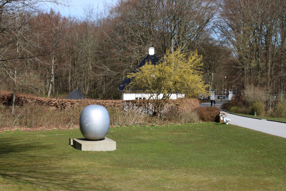 Суперъяйцо у входа в парк Марселисборг, г. Орхус, Дания