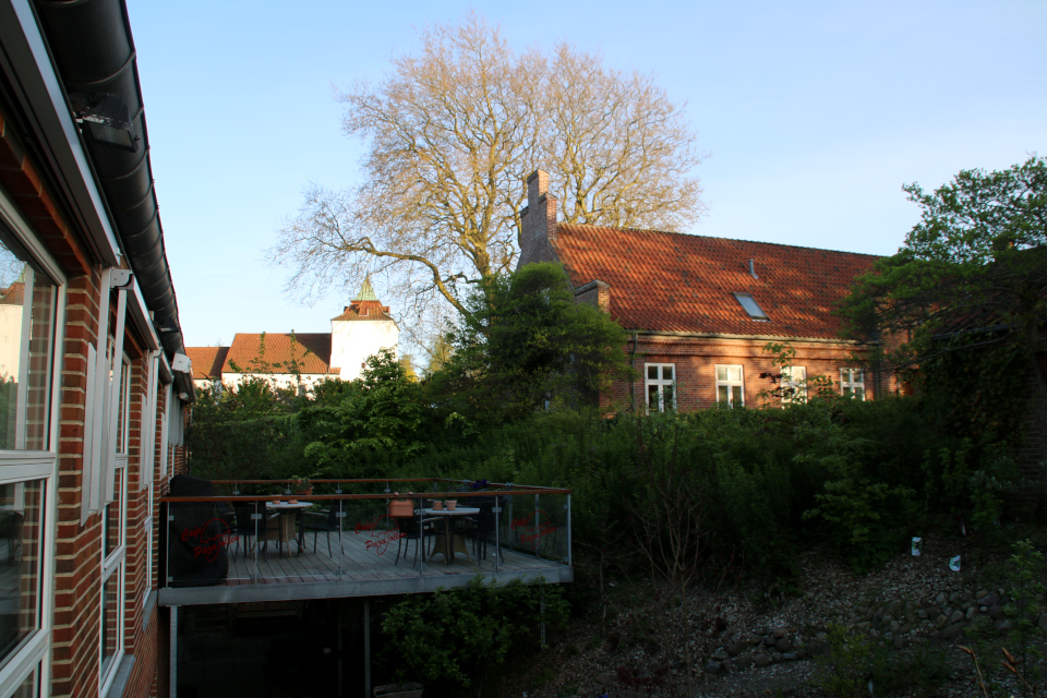 Новое здание приходского совета (слева), дом священника в Вибю (справа), в глубине - церковь Вибю. Фото 20 мая 2021, г. Вибю (Орхус), Дания