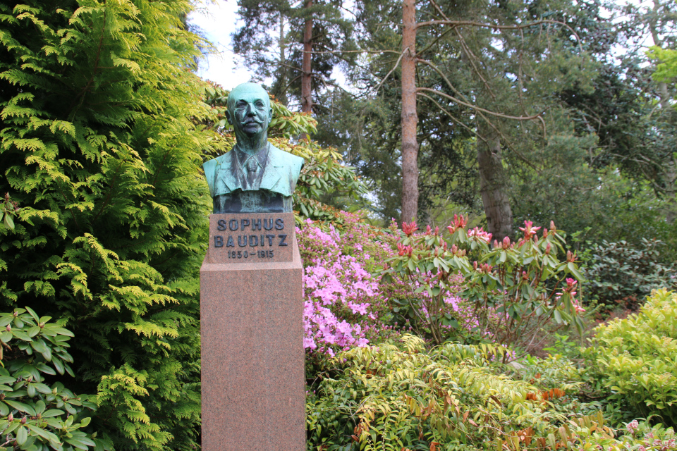Памятник Софус Баудиц. Ботанический сад Орхус 18 мая 2021, Дания