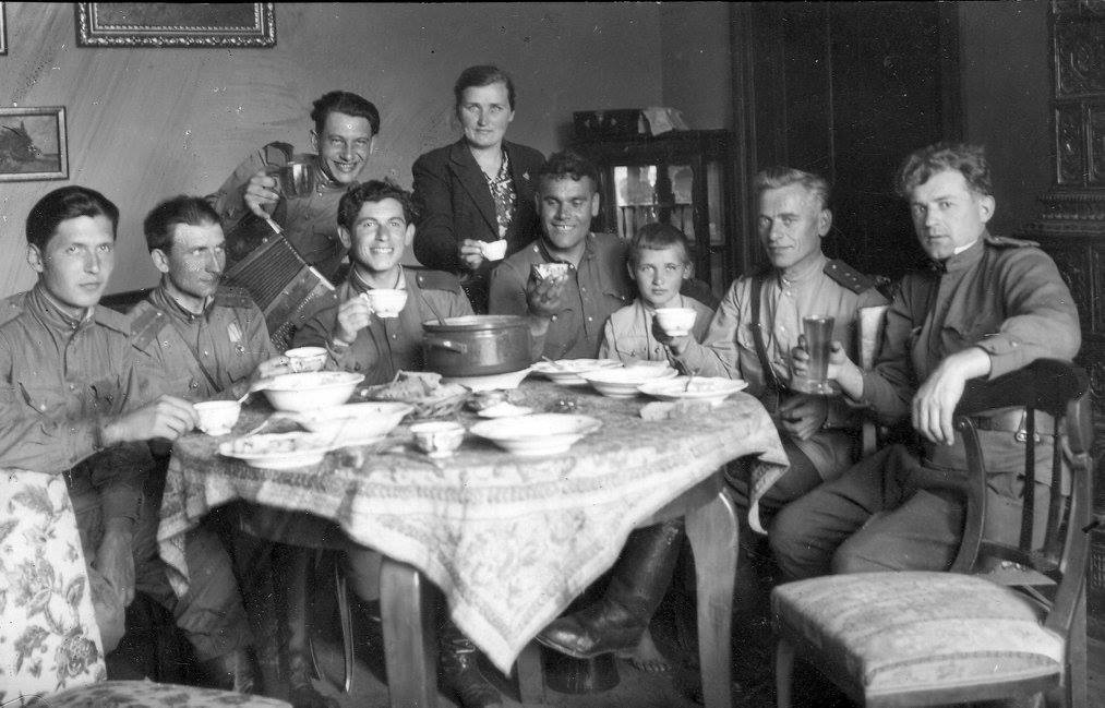 Дедушка Бурмистров Федор Иванович (2 ой справа), папа (третий справа), бабушка (посредине)