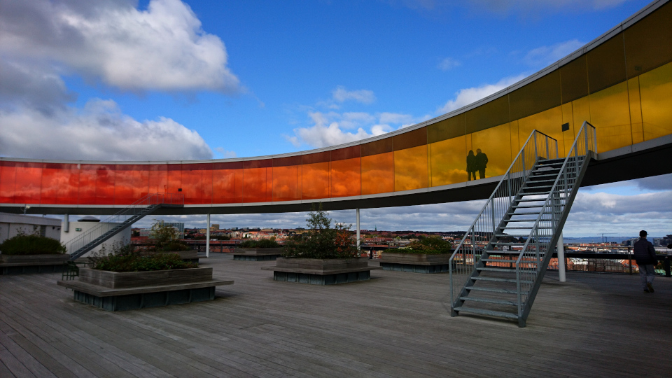 Радужная панорама Олафура Элиассона на крыше музея Арос, г. Орхус, Дания. Фото 9 окт. 2019