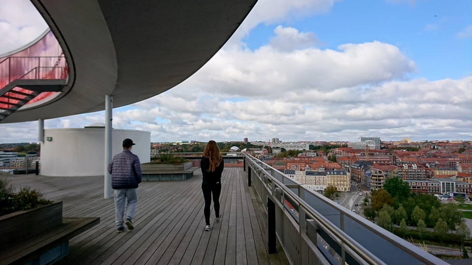 Вид на город с крыши музея Арос под радужной панорамой, г. Орхус, Дания. Фото 9 окт. 2019