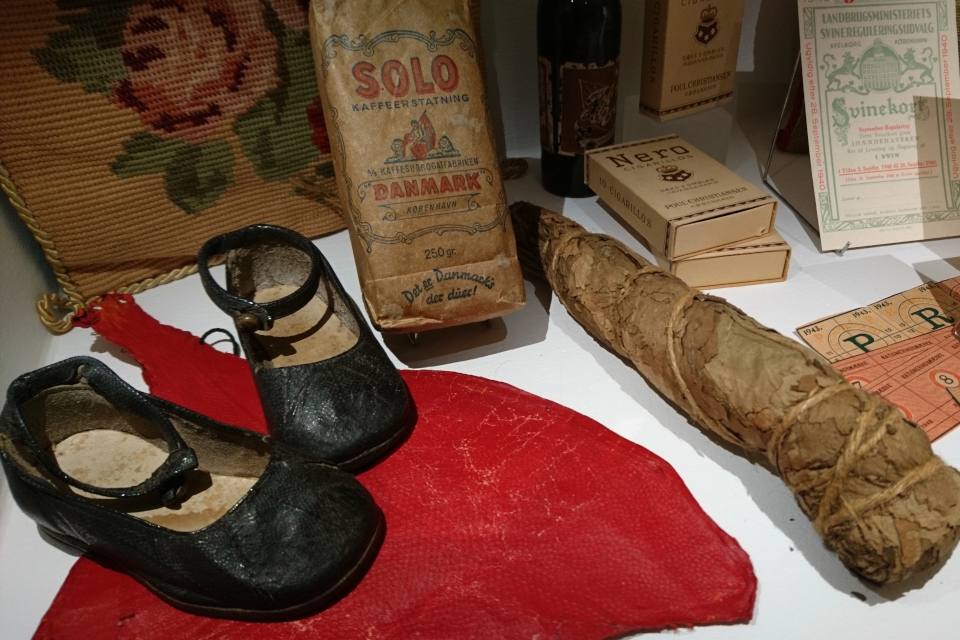 Табак, туфли из рыбы кожи. Выставка оккупации Дании в музее Рандерс, 25 июл. 2019