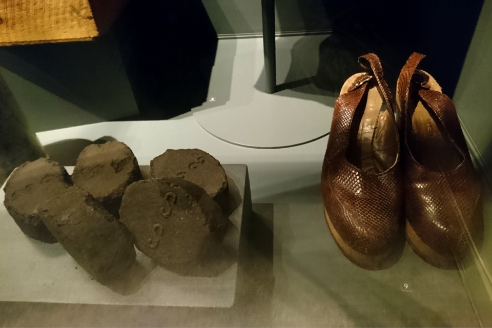 Обувь, спресованный торф. Выставка оккупации Дании в музее Рандерс, 25 июл. 2019