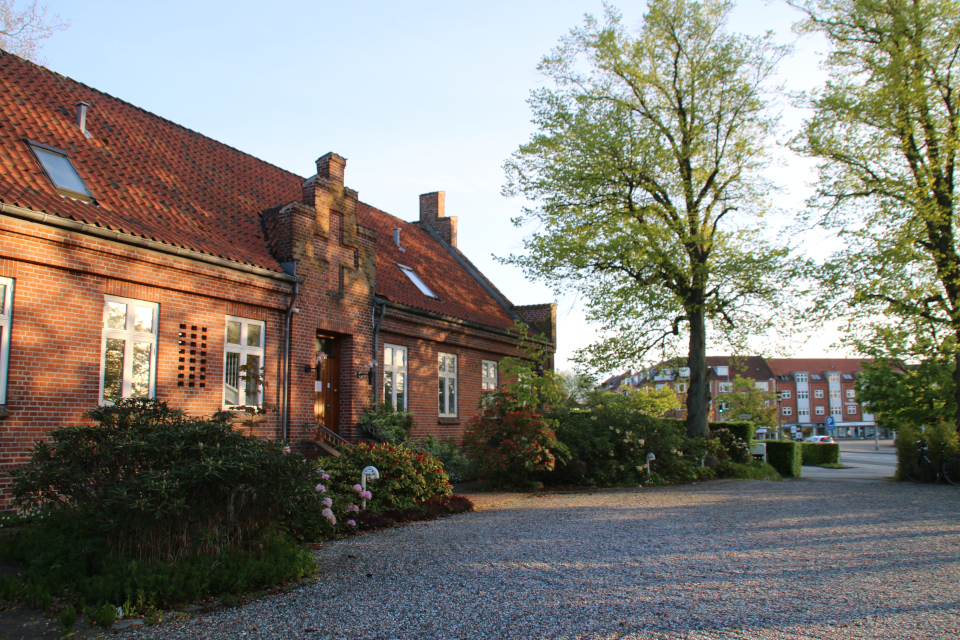 Дом священника в Вибю, справа вид на площадь с парковками. Фото 20 мая 2021, г. Вибю (Орхус), Дания