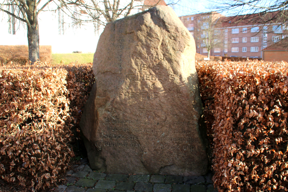 Памятники участникам Сопротивления в Дании - г. Вайле, возле церкви св. Иоханнес. Фото 26 фев. 2021