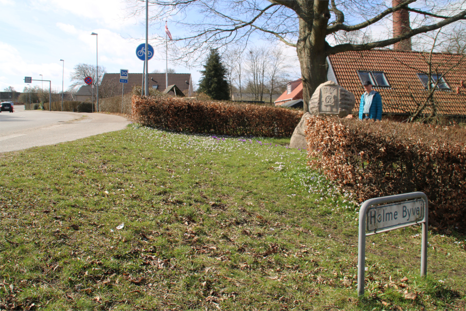 Угол дороги Holme Byvej возле памятника. Фото 30 апр. 2021, Холме, Дания