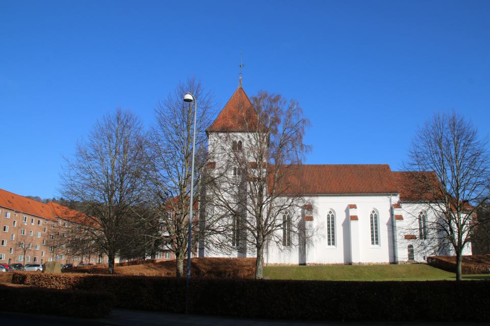 Церковь св. Иоханнес, памятник - посреди живой ограды из бука (с левой стороны). Фото 26 фев. 2021, г. Вайле, Дания