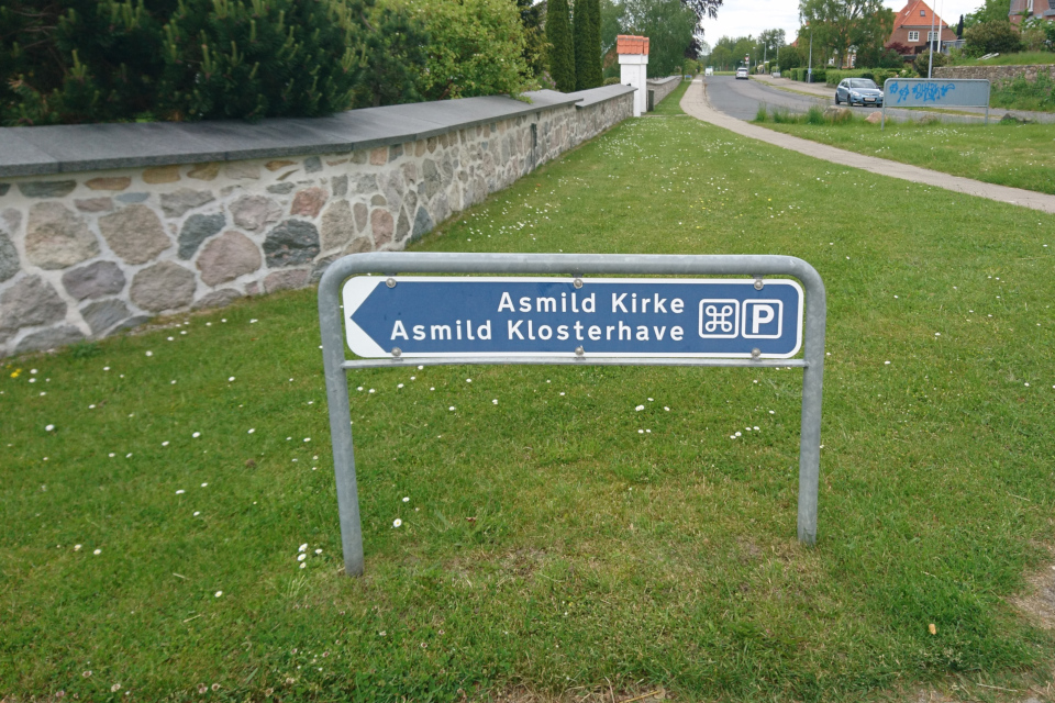 Туристическая табличка у входа на территорию церкви и монастырского сад Асмильд, г. Виборг, Дания. Фото 2 июн. 2021