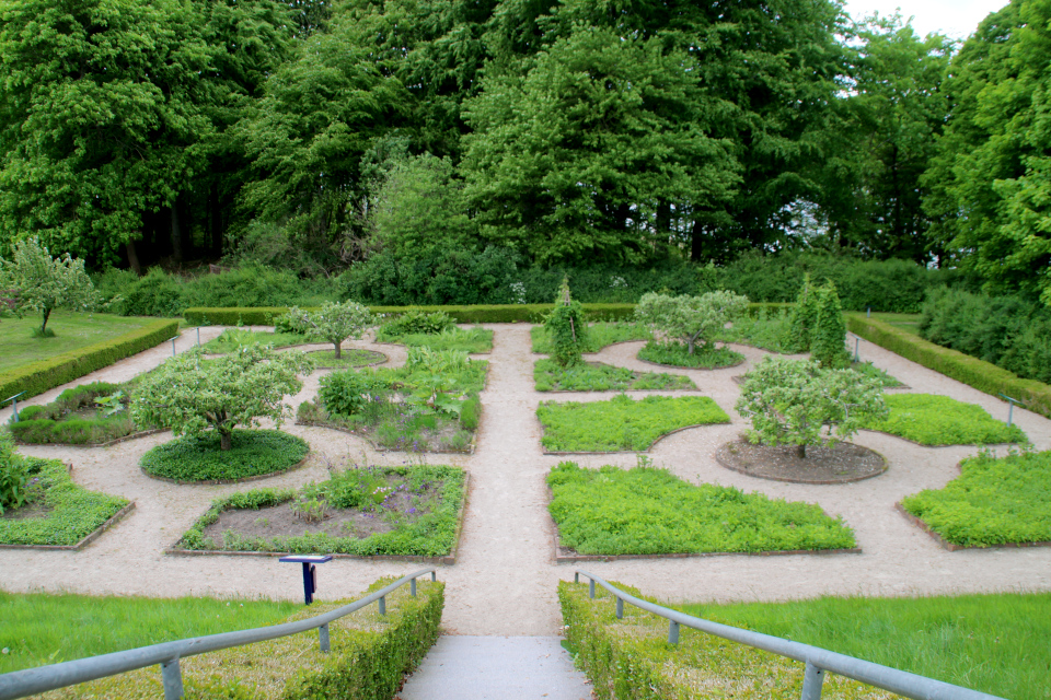 Монастырский сад Асмильд. Фото 2 июн. 2021, г. Виборг, Дания