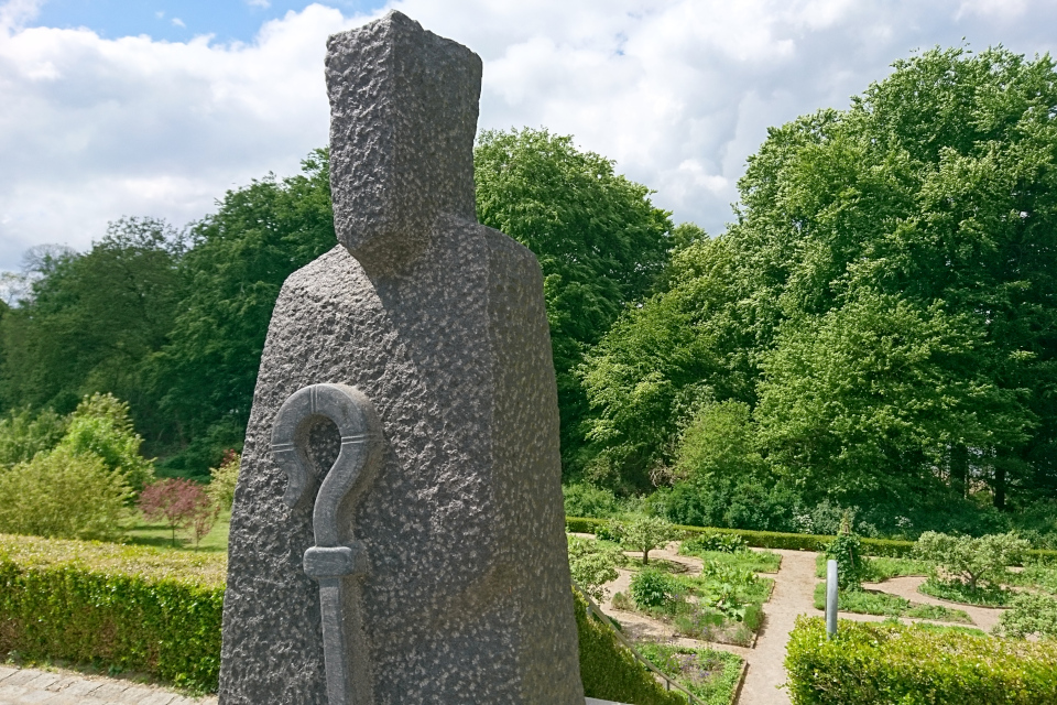 Статуя епископа Гуннера возле монастырского сада Асмильд. Фото 2 июн. 2021, г. Виборг, Дания