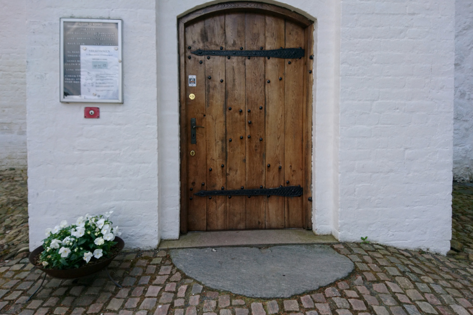 Входная дверь в церковь Асмильд. Фото 2 июн. 2021, Виборг, Дания